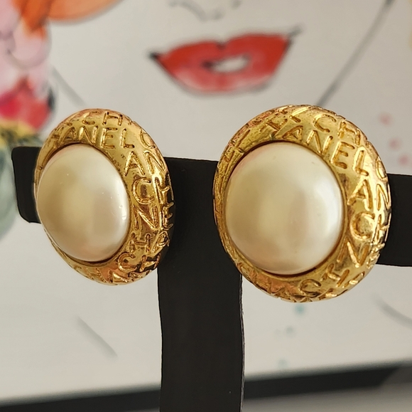 💰💲SOLD💲💰 CHANEL Logo Gold Plated Pearl Clip On Earrings - Picture 3 of 7